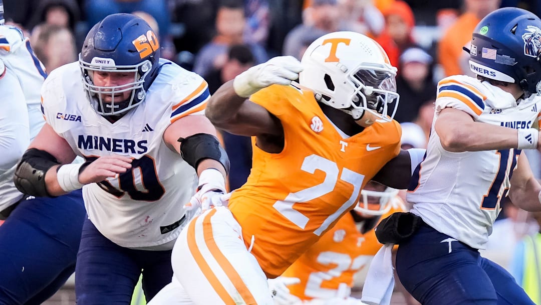 Tennessee defensive lineman James Pearce Jr. sacks UTEP quarterback JP Pickles during a college football game.