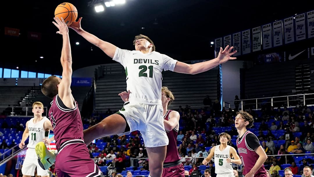 Greeneville's Trey Thompson (21) fights for the rebound with Munford's Elisha Patrick (1) during the third quarter of a TSSAA Class 3A basketball state quarterfinal game at Murphy Center in Murfreesboro, Tenn., Thursday, March 20, 2025.