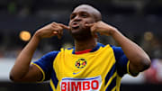 El jugador Aquivaldo Mosquera celebra un gol con el América.