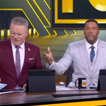 Michael Strahan had a big problem with a roughing the passer call during Vikings-Ravens. 