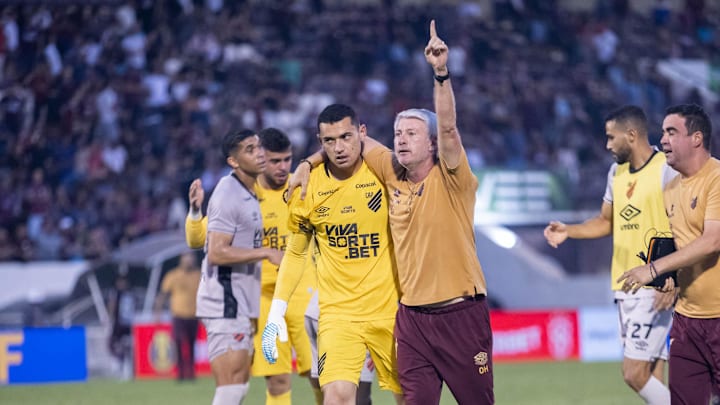 Athletico-PR vence e segue na briga pelo título da Série B 2025 Athletico-PR vence e segue na briga pelo título da Série B 2025