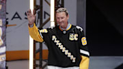 Mario Lemieux waves to a Penguins crowd in 2024.