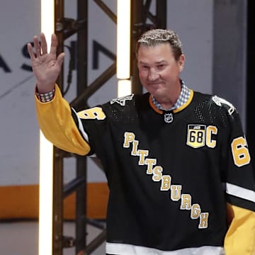 Mario Lemieux waves to a Penguins crowd in 2024.
