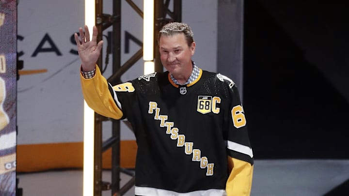 Mario Lemieux waves to a Penguins crowd in 2024.