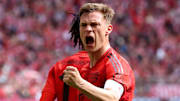 Joshua Kimmich jubelnd im Bayern-Trikot.