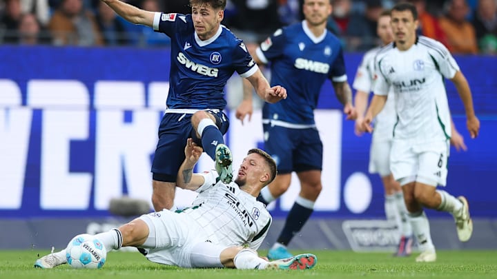 Ein Bild mit Symbolcharakter: Der FC Schalke am Boden - der KSC obenauf