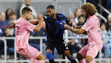 El noruego Amahl Pellegrino es marcado por Marcelo Weigandt y el uruguayo Maximiliano Falcón