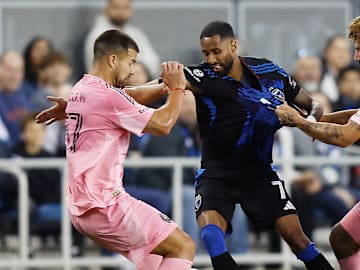 El noruego Amahl Pellegrino es marcado por Marcelo Weigandt y el uruguayo Maximiliano Falcón