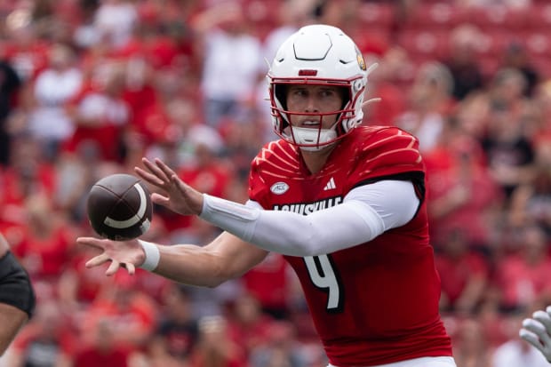 Louisville Cardinals quarterback Tyler Shough (9) catches the ball 