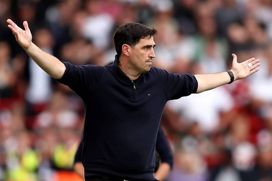 Andoni Iraola with his arms outstretched.