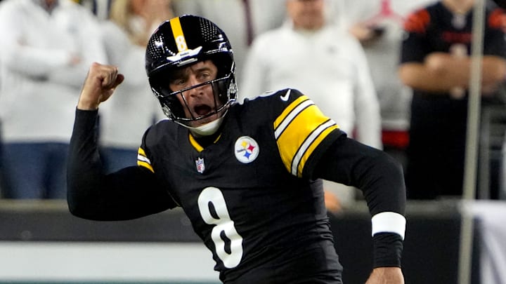 Pittsburgh Steelers quarterback Aaron Rodgers