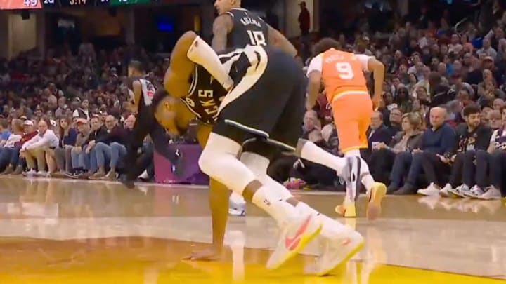 Bucks star Giannis Antetokounmpo left the Cavaliers matchup early with a left groin strain.