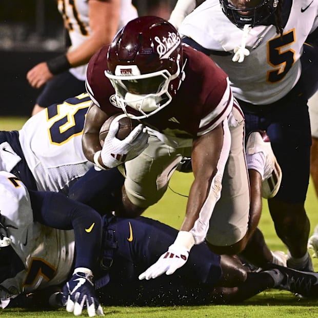 Mississippi State Bulldogs running back Johnnie Daniels (20) falls short of the endzone.