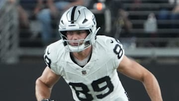 Aug 23, 2025; Glendale, Arizona, USA; Las Vegas Raiders tight end Brock Bowers (89) runs a route against the Arizona Cardinals during the first half at State Farm Stadium. Mandatory Credit: Joe Camporeale-Imagn Images