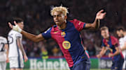 Lamine Yamal en el partido de semifinales de Champions League del FC Barcelona vs. Inter de Milán, con la mano vendada