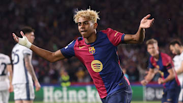 Lamine Yamal en el partido de semifinales de Champions League del FC Barcelona vs. Inter de Milán, con la mano vendada