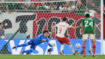 Guillermo Ochoa le paró el penalti a Robert Lewandowski