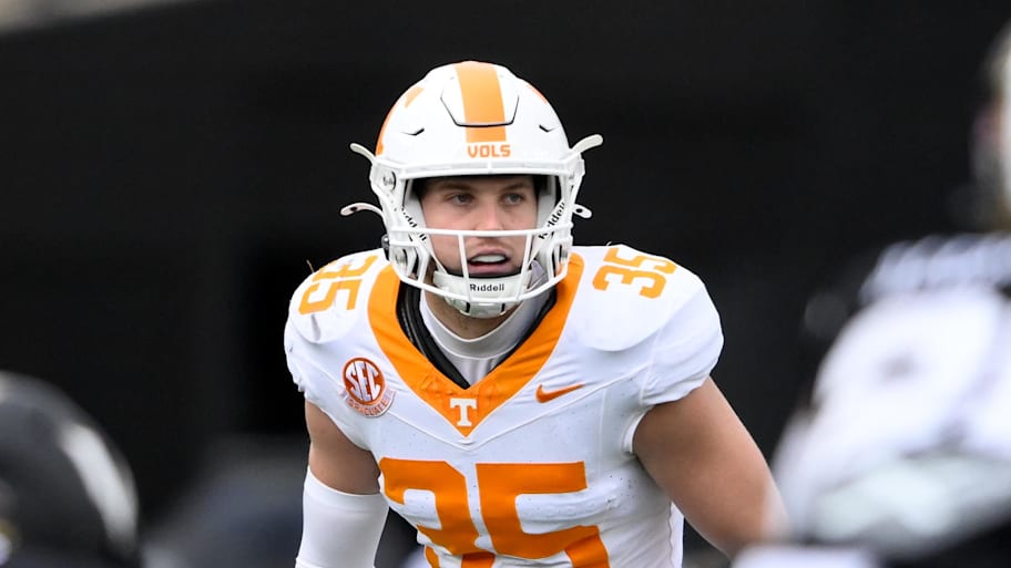 Tennessee Volunteers defensive back Will Brooks takes a peak into the backfield against the Vanderbilt Commodores. | Steve Roberts-Imagn Images