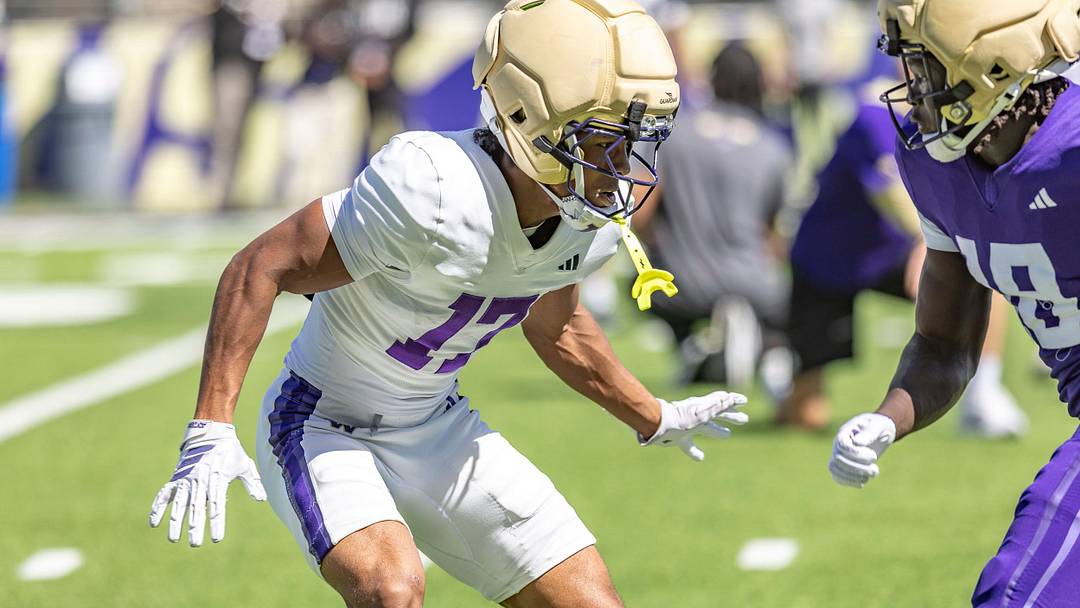 Elijah Durr goes one-on-one with Bodpegn Miller before the Spring Game.