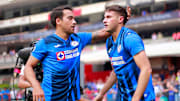 Jugadores de Cruz Azul celebran un gol.