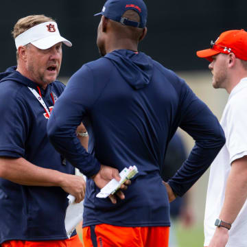 Auburn Tigers head coach Hugh Freeze talks with offensive coordinator Derrick Nix