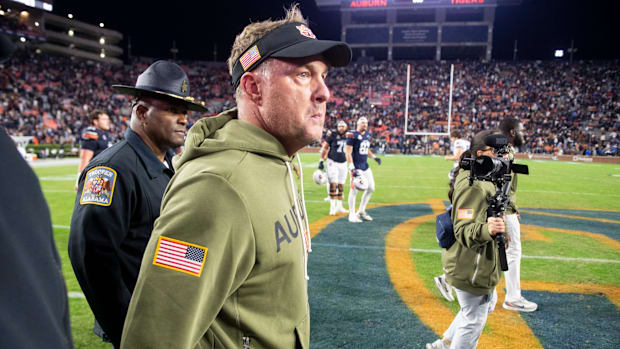 El entrenador en jefe de Auburn, Hugh Freeze, entra al campo después de que Auburn se enfrentara a Kentucky