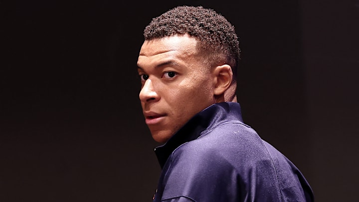 Kylian Mbappé a rejoint les Bleus malgré sa blessure face à Villarreal. Kylian Mbappé a rejoint les Bleus malgré sa blessure face à Villarreal.