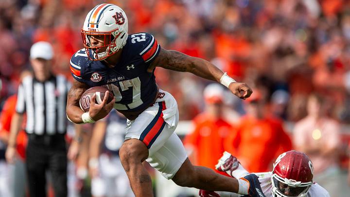 Auburn Tigers running back Jarquez Hunter (27) avoids a tackle from Oklahoma Sooners linebacker Kobie McKinzie (11) as Auburn Tigers take on Oklahoma Sooners at Jordan-Hare Stadium in Auburn, Ala., on Saturday, Sept. 28, 2024. Auburn Tigers lead Oklahoma Sooners 14-7 at halftime.