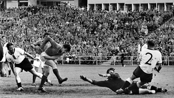 Just Fontaine e Heiner Kwiatkowski em França x Alemanha Copa do Mundo 1958