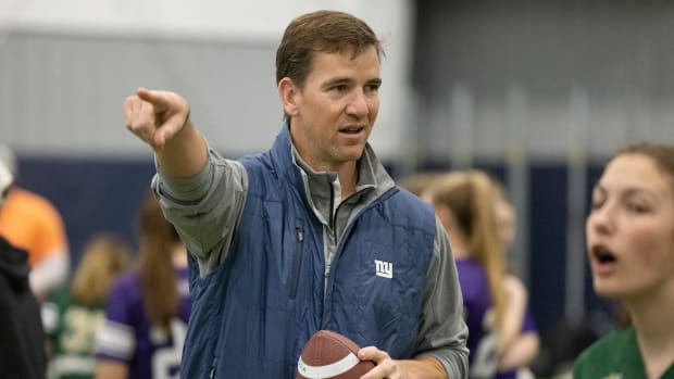 eli-manning-giants-vest-football