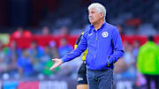 Ricardo Ferretti en su primer partido dirigido con Cruz Azul 