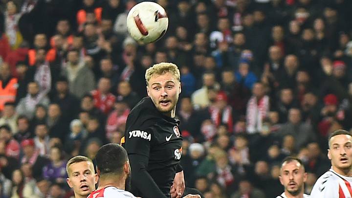 Victor Nelsson hava topunu alıyor.