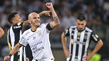 Fábio Santos foi o herói da vitória corinthiana sobre o Galo