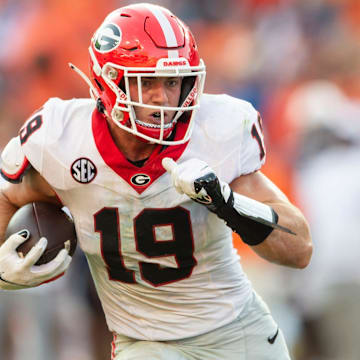 Georgia Bulldogs tight end Brock Bowers (19) runs the ball into the end zone after a catch for the game sealing touchdown as Auburn Tigers take on Georgia Bulldogs at Jordan-Hare Stadium in Auburn, Ala., on Saturday, Sept. 30, 2023. Georgia Bulldogs defeated Auburn Tigers 27-20.