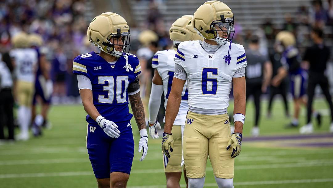 Kayden Greene (30) and Dylan Robinson (6) move to another spring drill. 