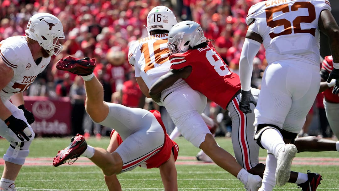 Ohio State Buckeyes linebacker Arvell Reese (8) tackles Texas Longhorns quarterback Arch Manning (16)