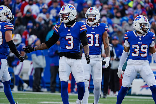 Buffalo Bills safety nearly intercepts a pass