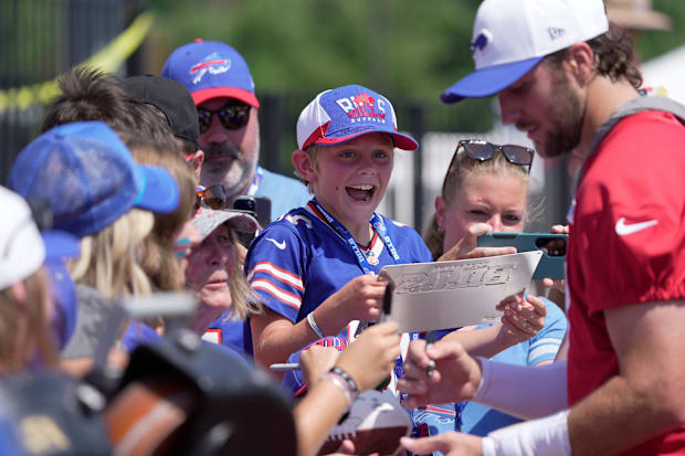 Bills QB Josh Allen has unreal gesture seeing little girl crying at  training camp