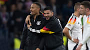 Deniz Undav herzt Jamie Leweling nach dessen DFB-Debüt