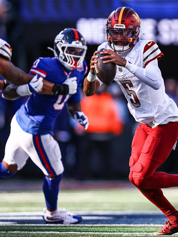 Washington Commanders quarterback Jayden Daniels (5)