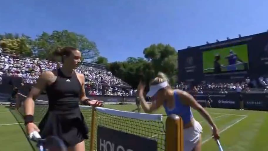 Yulia Putintseva curtsies for Maria Sakkari after a bad handshake. | @TennisChanne