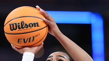 Deja Kelly led the Ducks with 20 points and 8 rebounds as they held on for a win in the first round of the NCAA Tournament over seven-seeded Vanderbilt.
