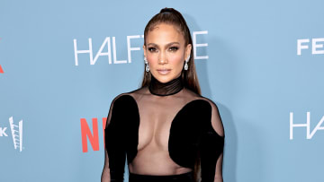 Jennifer López deslumbró en el avant premier de "Halftime" con un imponente vestido negro con transparencias