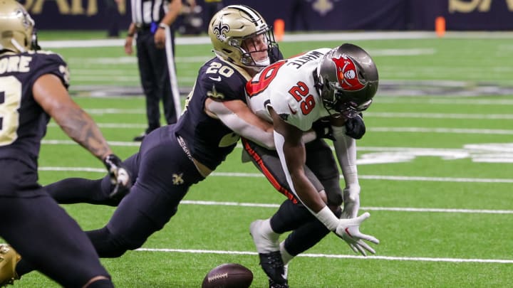 New Orleans Saints linebacker Pete Werner (20) breaks up a pass against Tampa Bay Buccaneers running back Rachaad White (29)