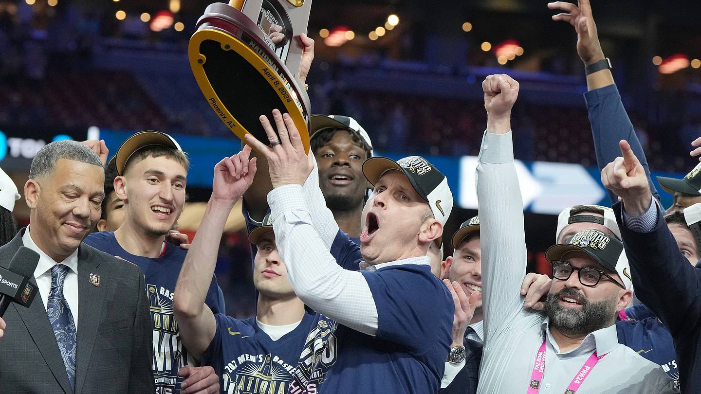 Lakers insider reveals Dan Hurley could receive 'ballpark' of $100M - Vimarsana News