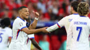 L'équipe de France mène à la pause sur le score de 1 but à 0. 