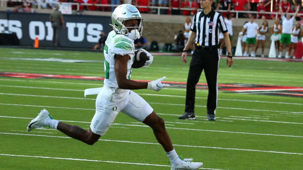 Oregon Ducks running back Noah Whittington (6) rushes against the Texas Tech Red Raider