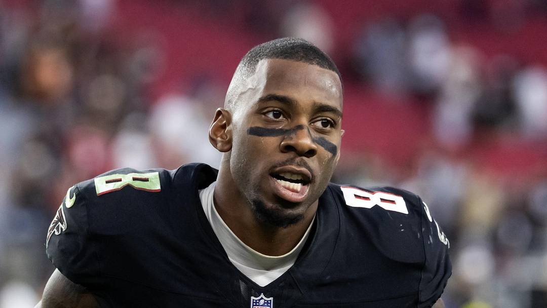Dec 21, 2025; Glendale, Arizona, USA; Atlanta Falcons tight end Kyle Pitts Sr. (8) against the Arizona Cardinals at State Farm Stadium. Mandatory Credit: Mark J. Rebilas-Imagn Images