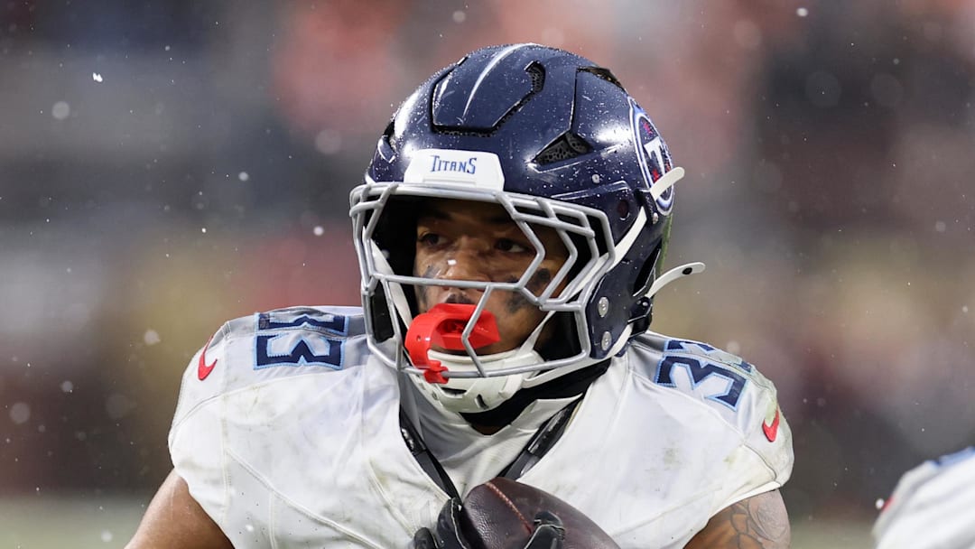 Tennessee Titans linebacker Cedric Gray runs with the ball after recovering a fumble