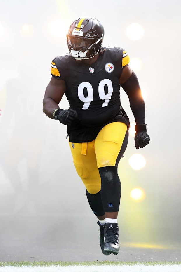 Pittsburgh Steelers defensive tackle Larry Ogunjobi takes the field against the Baltimore Ravens